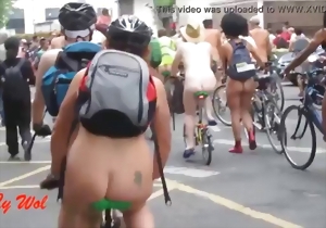 Fully naked bicyclist MILF spotted in the center of the city